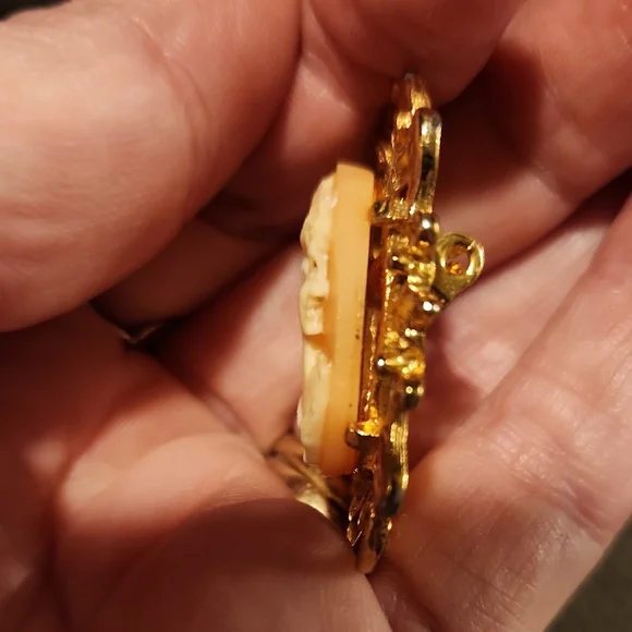 Vintage Elegant Gold Cameo Brooch Set - Picture 6 of 10